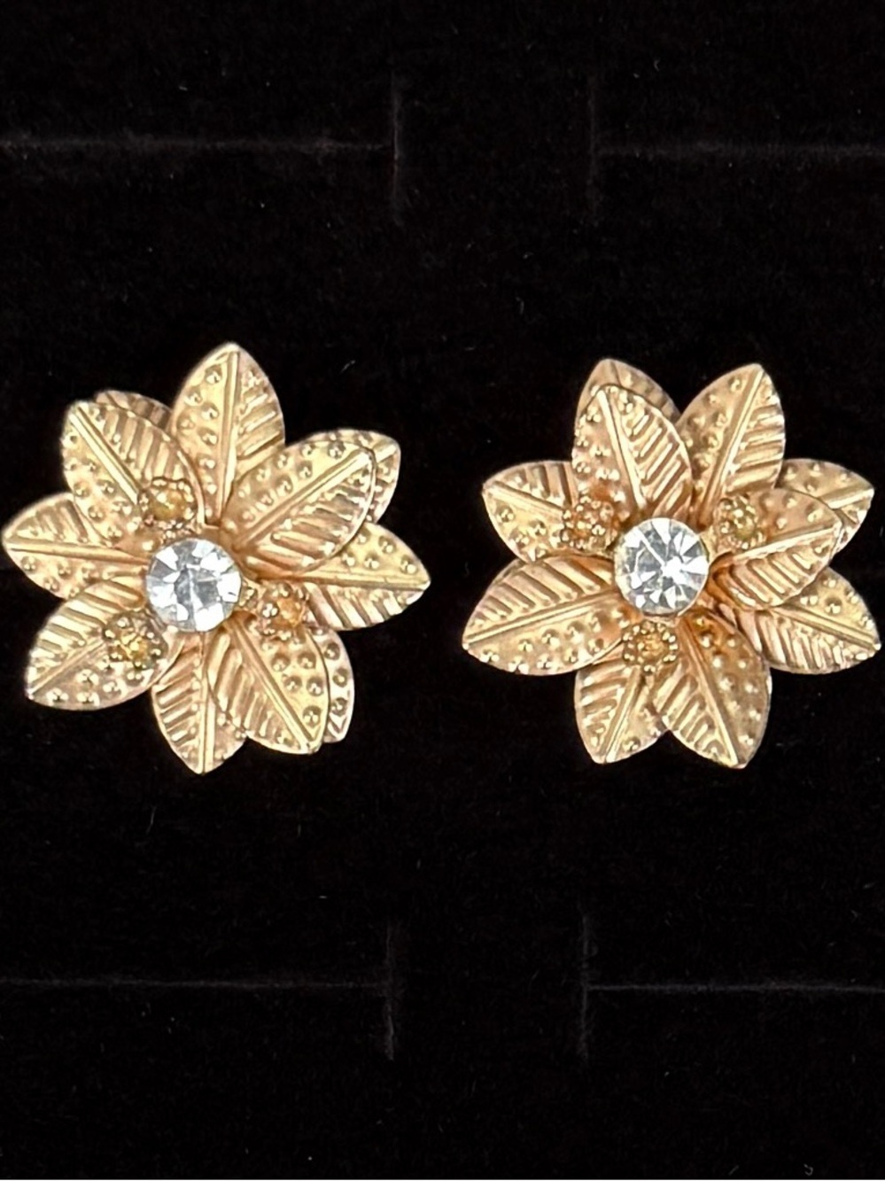 Vintage lightweight Goldtone bling flower design Pierced Earrings